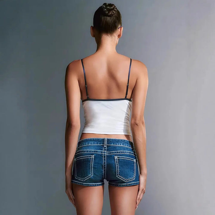 Elegant hvit dame crop-top for sommer. Moteriktig topp med dyp V-hals og justerbare stropper.
