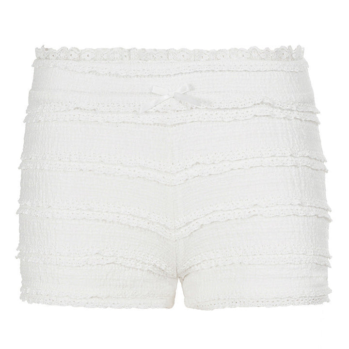 Hele bildet av hvit dame shorts med rysjer og elastisk midje, en komfortabel og trendy sommerfavoritt.