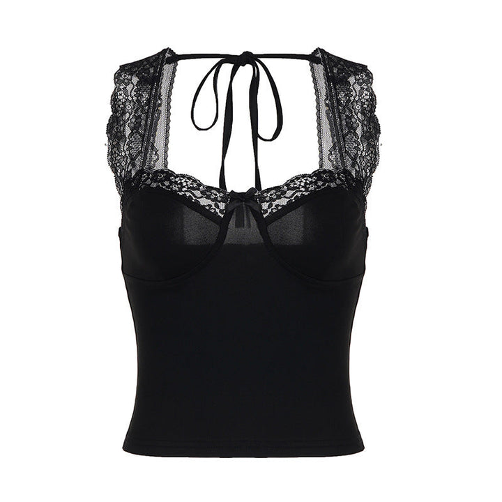 Modell iført elegant V-hals damecamisole i sort, en stilig spagettitopp med justerbare stropper for enhver anledning.