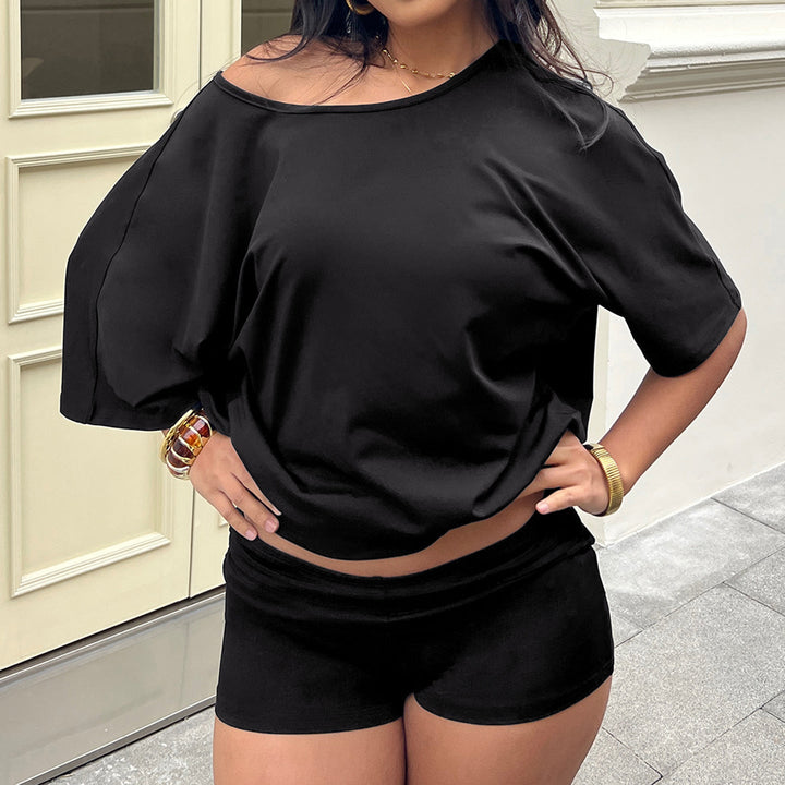 Trendy dame bikini shortssett i sporty design, perfekt strandmote for sommerens aktiviteter.