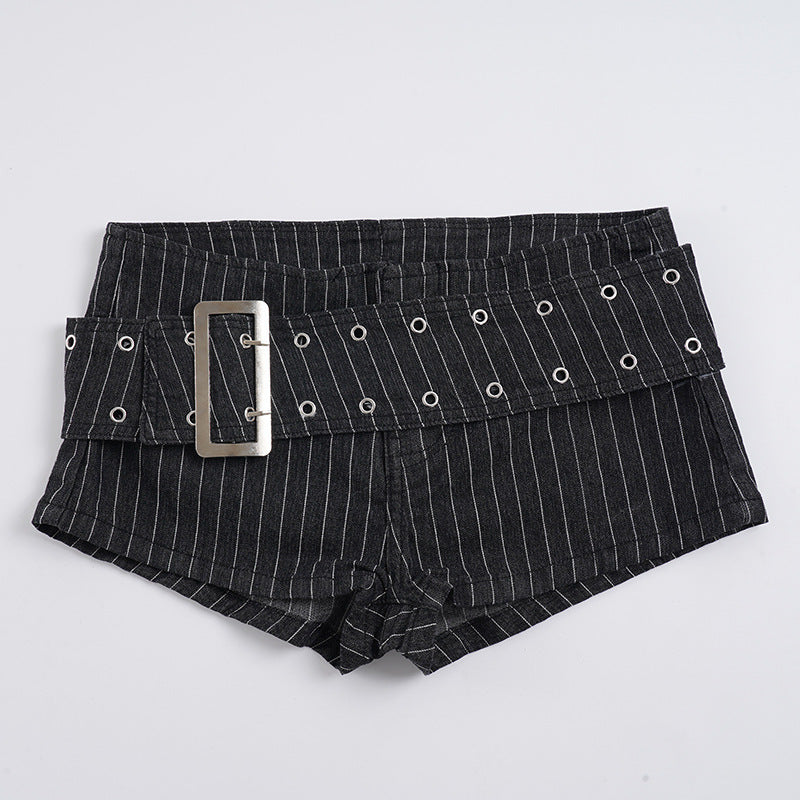 Dameshorts med dekorative hull og bredt belte, gir en moderne casual stil for kvinner.