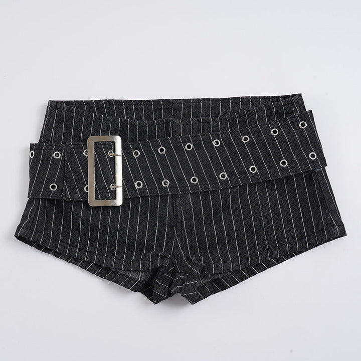 Dameshorts med dekorative hull og bredt belte, gir en moderne casual stil for kvinner.