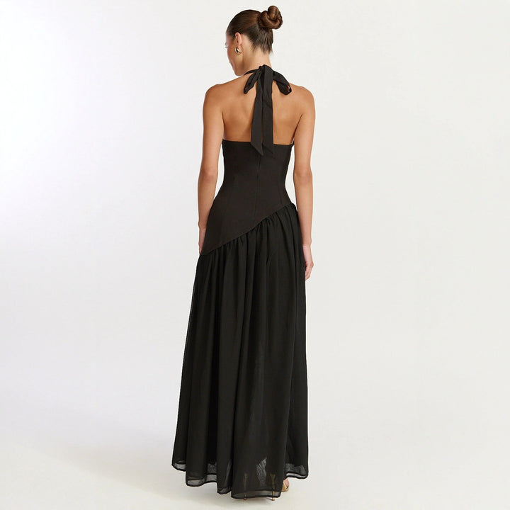 Trendy dame festkjole. Maxikjole med dyp V-hals og moderne asymmetrisk skjørt. Elegant og komfortabel.