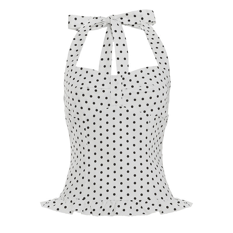 Allsidig damebluse med klassiske polka-prikker og volangkanter. Kan styles casual eller elegant.