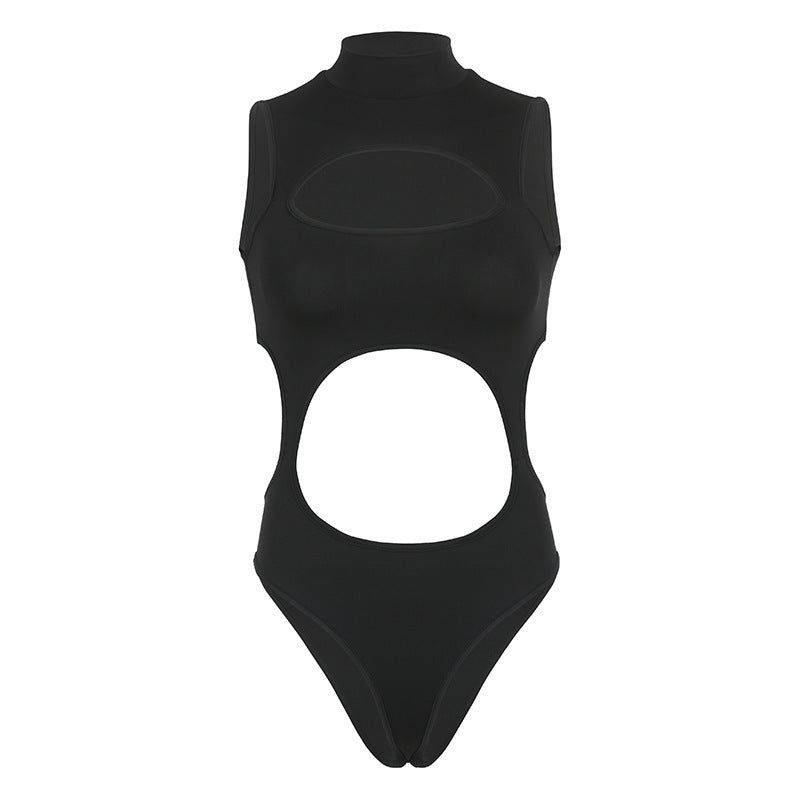 Elegant svart badedrakt for dame med trendy høy hals og unik cut-out design. Perfekt strandmote.