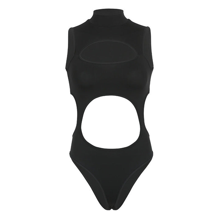 Elegant svart badedrakt for dame med trendy høy hals og unik cut-out design. Perfekt strandmote.