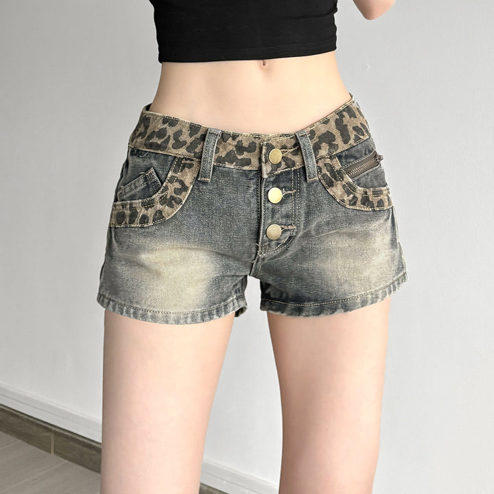 Trendy dame jeansshorts med leopardmønster, inkludert rynket belte for en moderne look. Sommerklar.