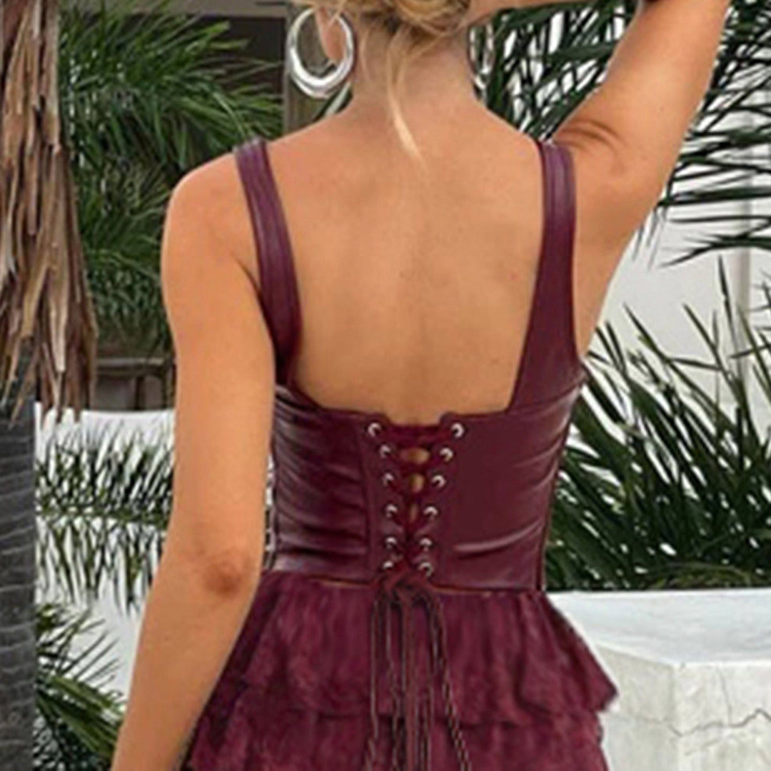 Nærbilde av det flytende volangskjørtet på den elegante damekjolen, perfekt for sommerfest.