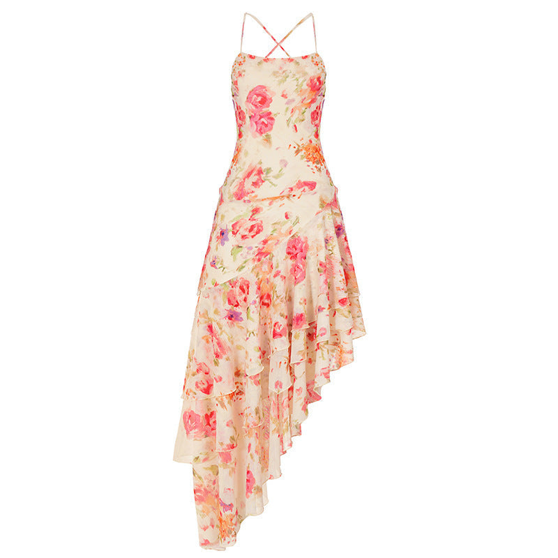 Lekker blomstret offshoulder maxikjole for dame med flytende volanger, perfekt for sommer og hagefest.
