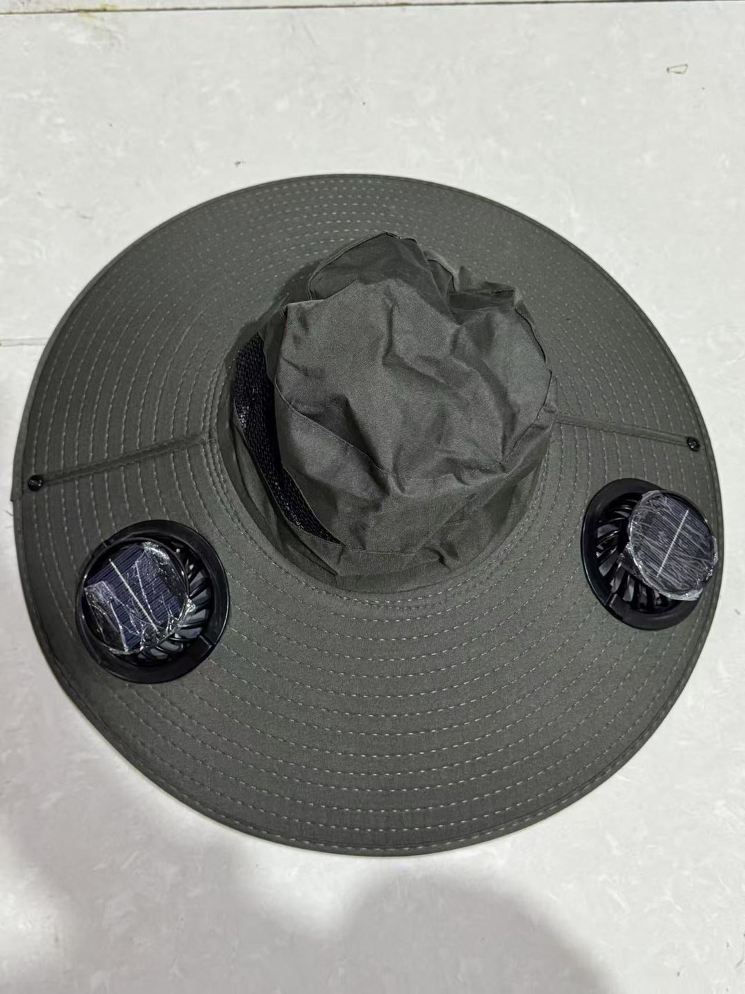Kjølig unisex solhatt med doble USB-vifter. Essensiell for sommer, utendørs og turbruk med god solbeskyttelse.