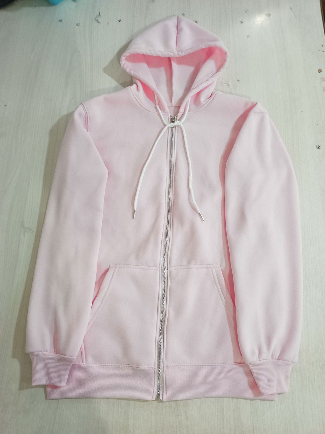 Myk oversized hettegenserjakke for damer, med funksjonelle lommer. Perfekt til hverdags.