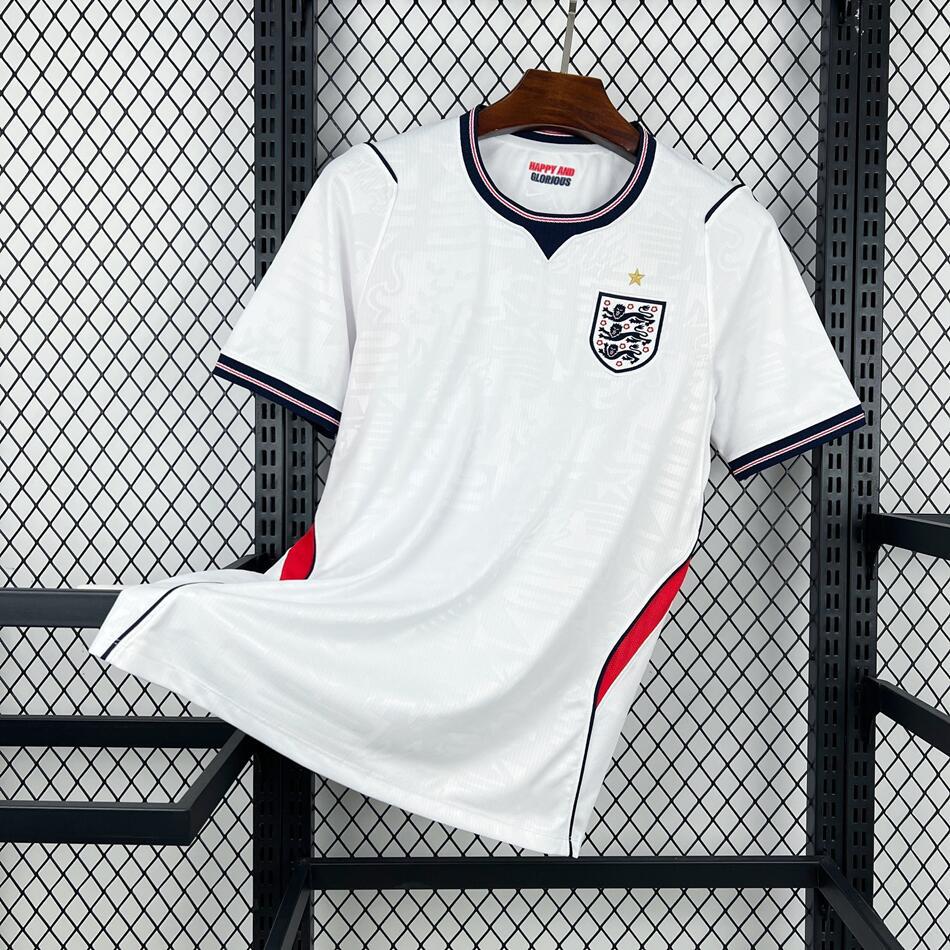 England landslagsdrakt 2026 herre. Hvit offisiell fotballdrakt med røde detaljer, pustende sportsutstyr.