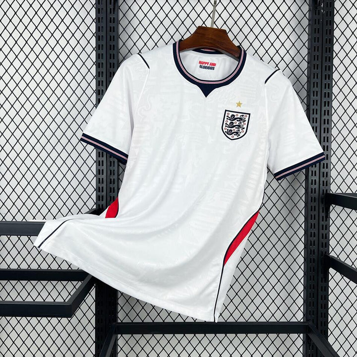 Detaljert bilde av England landslagsdrakt 2026. Hvit og blå med emblem, ideell for fotball og sport.