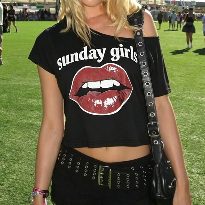 Stilig trend-topp for dame med kult leppetrykk, perfekt for motebevisst ungdom i sommer.