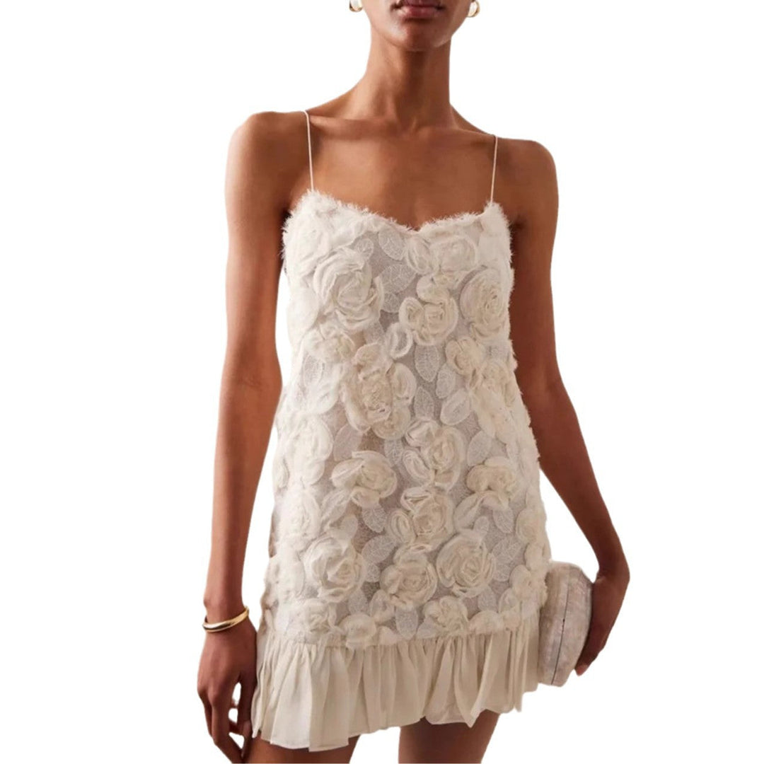 Bakside av elegant hvit damekjole med subtile blomster og ruffles, flott som bryllups- eller kveldkjole.