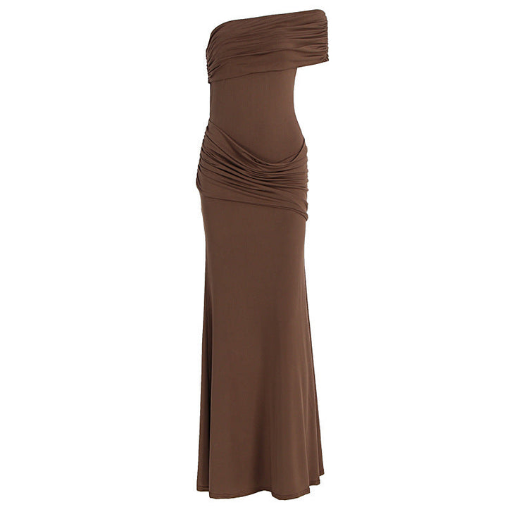 Brun damekjole, elegant omslagsdesign. Figurnær, allsidig for fest og sommer. Trendy kveldsantrekk.