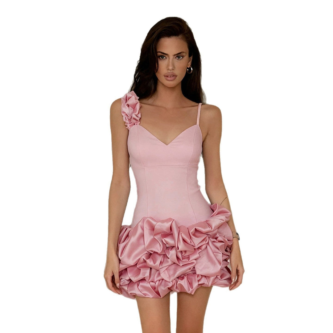 Rosa minikjole med feminine volanger og stilig ensidig skulderstropp. Elegant damekjole til cocktailparty.