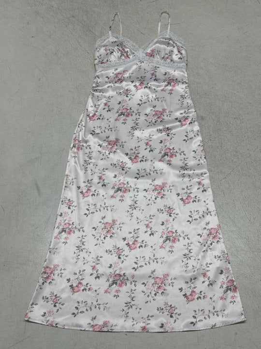 Sommerlig dame nattkjole med vakre blomster og tynne spaghetti-stropper. Ideell for avslapning hjemme.