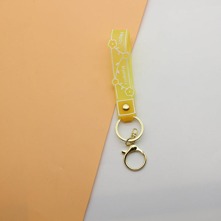Delikat transparent bokmerke med pressede blomsterdesign. Et elegant lesetilbehør.