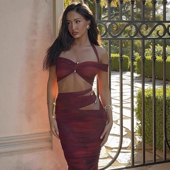 Elegant todelt sett for dame: fargerik crop top og maxi skjørt med volang, perfekt for sommerfest.
