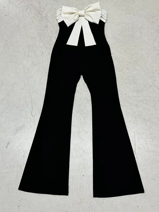 Festklar damejumpsuit med sløyfedetalj og vide ben, et elegant valg for enhver spesiell anledning.