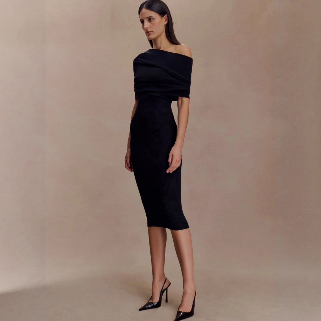 Komfortabel figurnær svart strikkjole med off-shoulder. Elegant langermet damekjole perfekt for ulike anledninger.