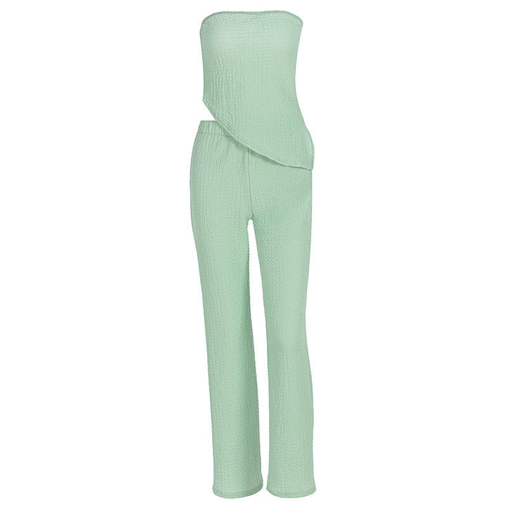 Komfortabel og elegant off-shoulder jumpsuit for dame, asymmetrisk snitt for en trendy look.