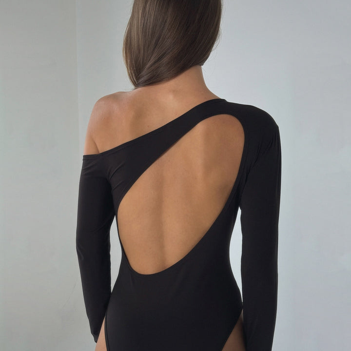 Svart klassisk damebody med lange ermer og vid hals, ideell for både fest og hverdag, gir en elegant stil.
