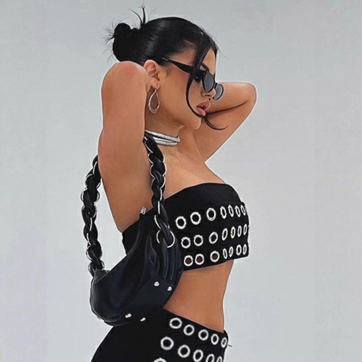 Svart dameshorts med dekorative øyner. Komfortabel og trendy shorts for sommerbruk.