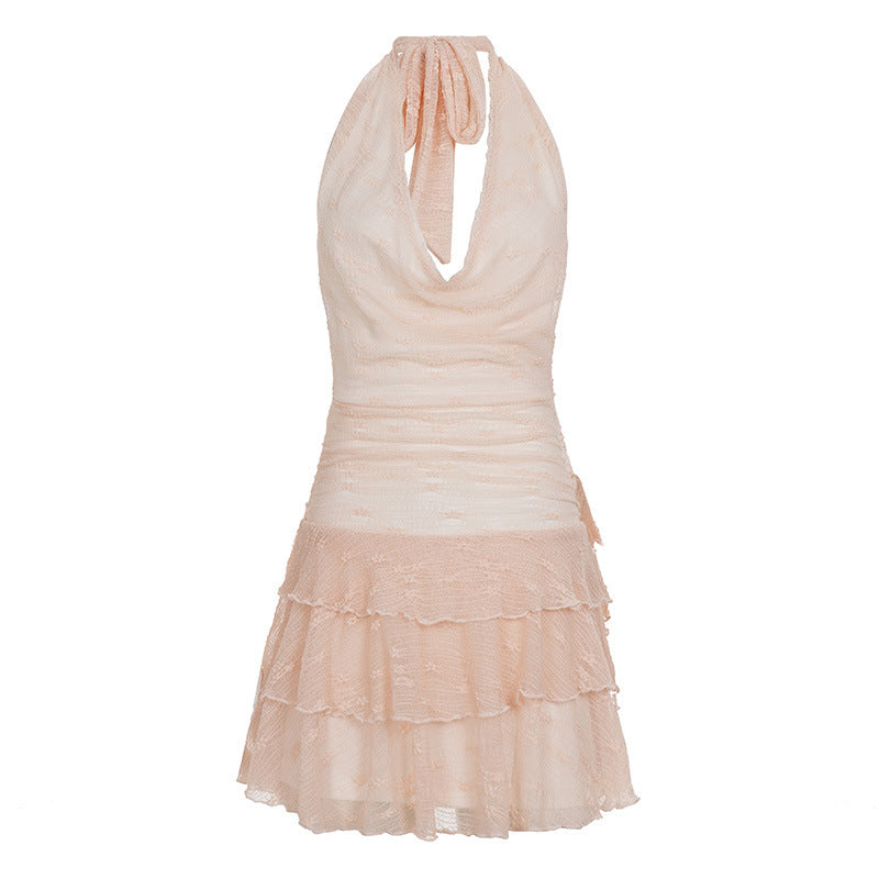 Motebevisst stroppekjole for dame med rynker og volangkant. En chic sommerkjole for elegant sommerstil.
