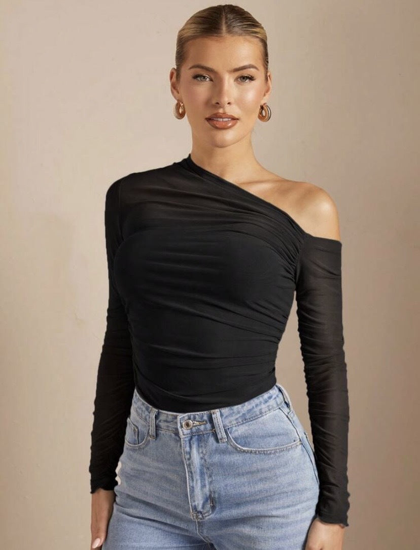 Stilfull dame-bodysuit med asymmetriske rynker, lange ermer og en flatterende passform.