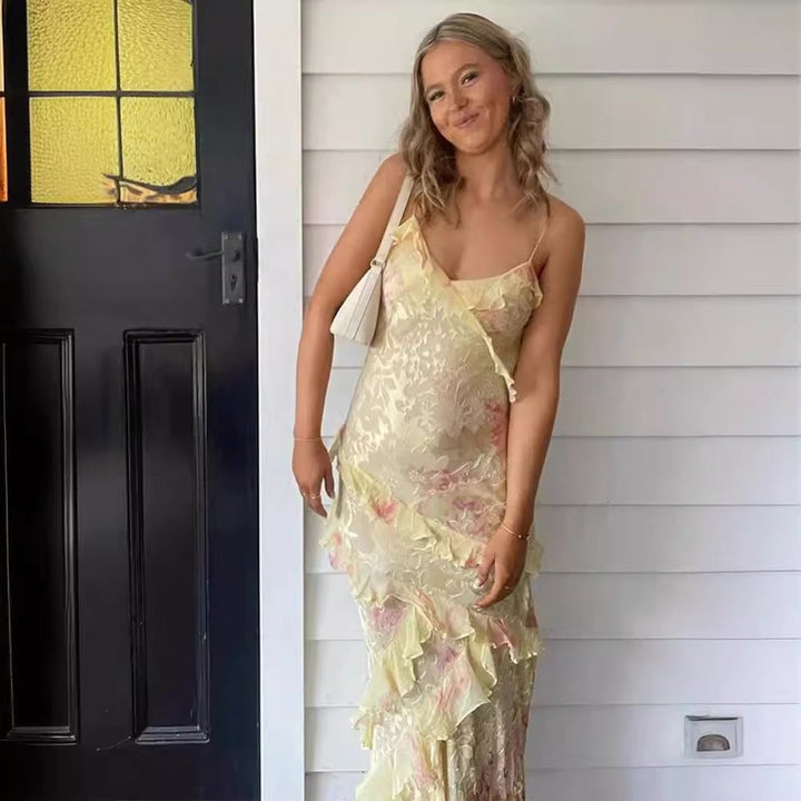 Fargerik maxikjole med V-hals, a-linje snitt og volanger, en komfortabel lang damekjole med blomstermønster.