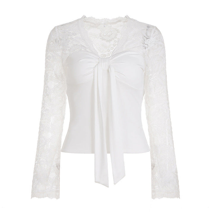 Damebluse med blonde, hvit, langermet, med feminine volanger og knytebånd. Elegant og perfekt som festtopp.