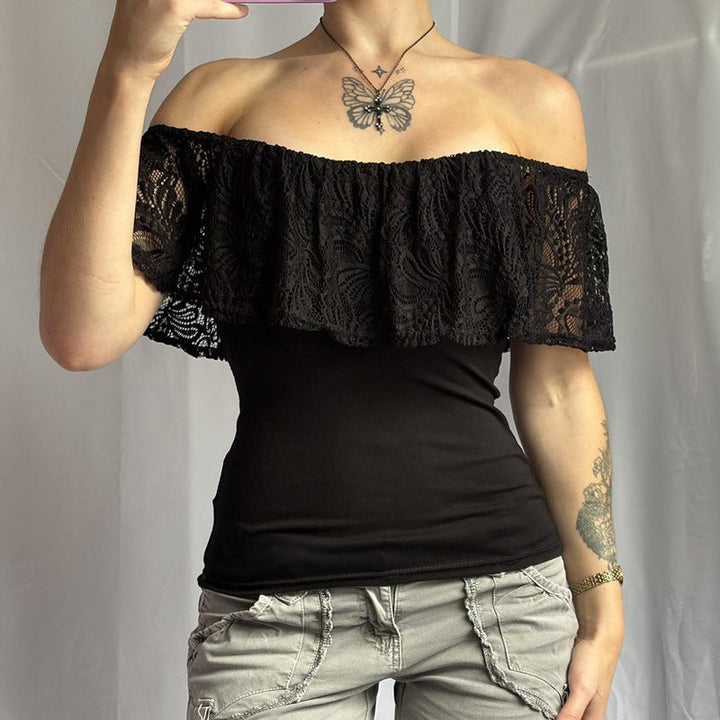 Kortermet svart blondetopp til dame med volanger og off-shoulder stil. Mote for casual sommerbruk.