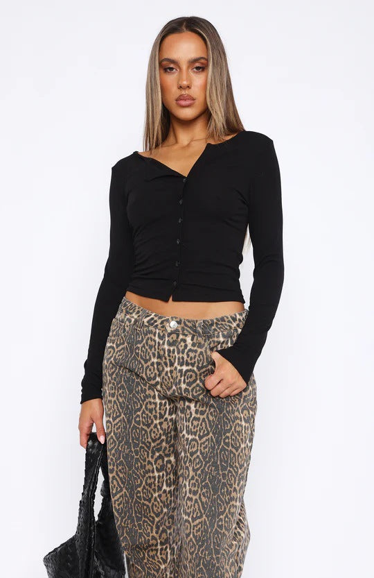 Stilig dame crop-top med V-hals og lange ermer, perfekt for både casual og fest. Figurnær og trendy design.