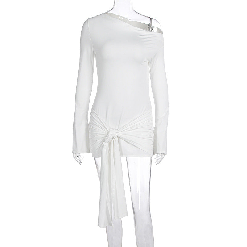 Fashionabel asymmetrisk dame omslagstopp med knute foran, langermet hvit festtopp for kvinner.