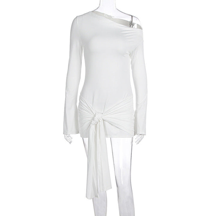 Fashionabel asymmetrisk dame omslagstopp med knute foran, langermet hvit festtopp for kvinner.