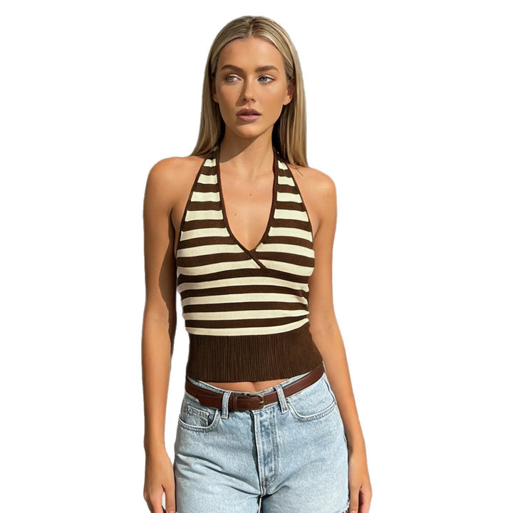 Kvinners naturfarget sporty crop-top med V-hals, justerbar passform og brune striper – et must for aktiv sommer.