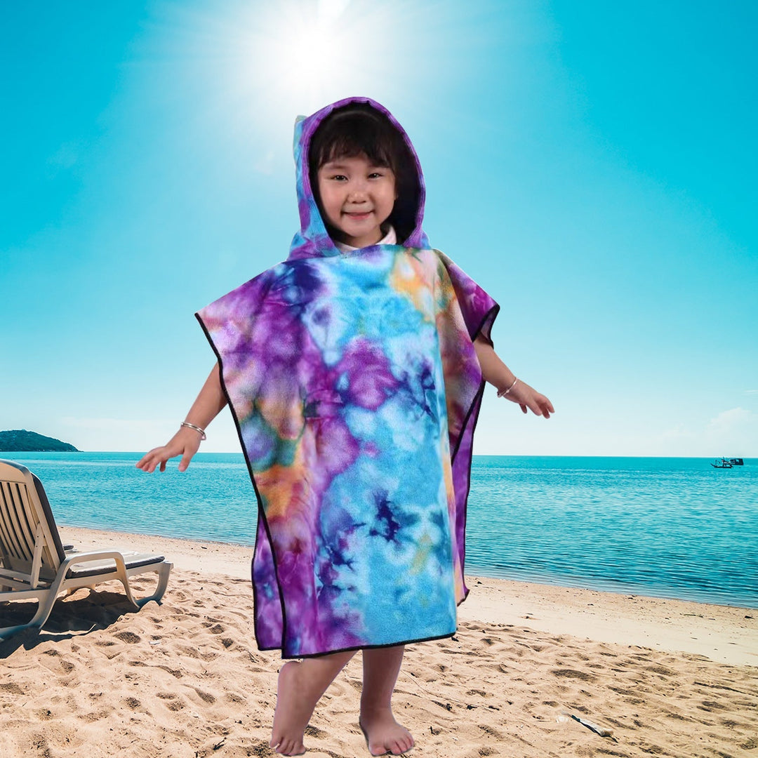 Fargerik tie-dye dameponcho med hette for komfortabel, casual mote.