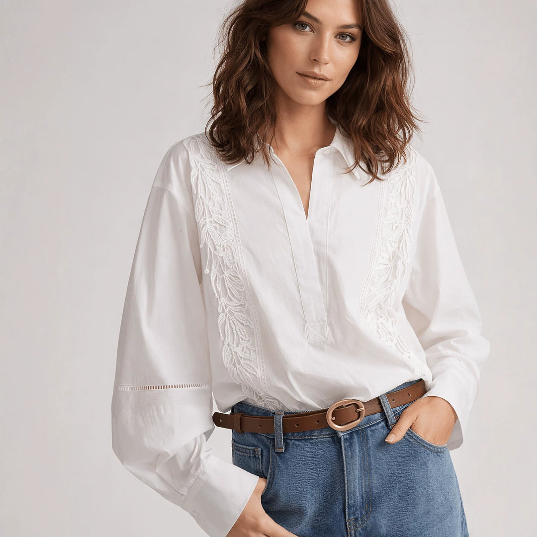 Elegant broderiblus for kvinner, med stilfullt blomsterbroderi. Perfekt damebluse for vår og sommer.