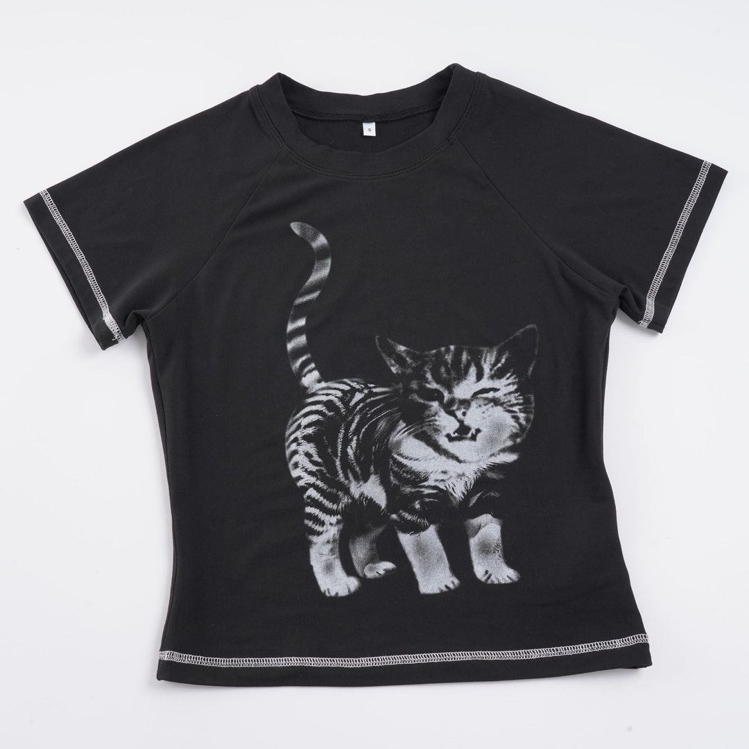 Stilfull dame t-skjorte med uttrykksfullt kattemotiv. En figurnær, behagelig topp for en trendy casual stil.