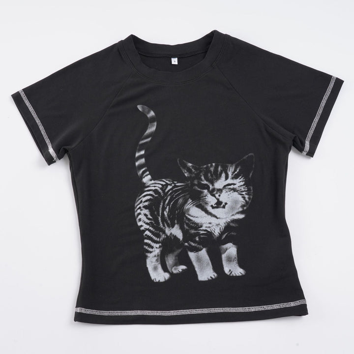 Stilfull dame t-skjorte med uttrykksfullt kattemotiv. En figurnær, behagelig topp for en trendy casual stil.