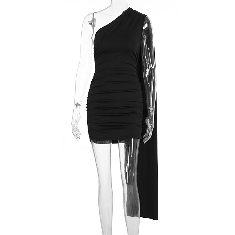 Tidløs kveldskjole med asymmetrisk skjørt og elegant off-shoulder design. Ensfarget og figurvennlig.