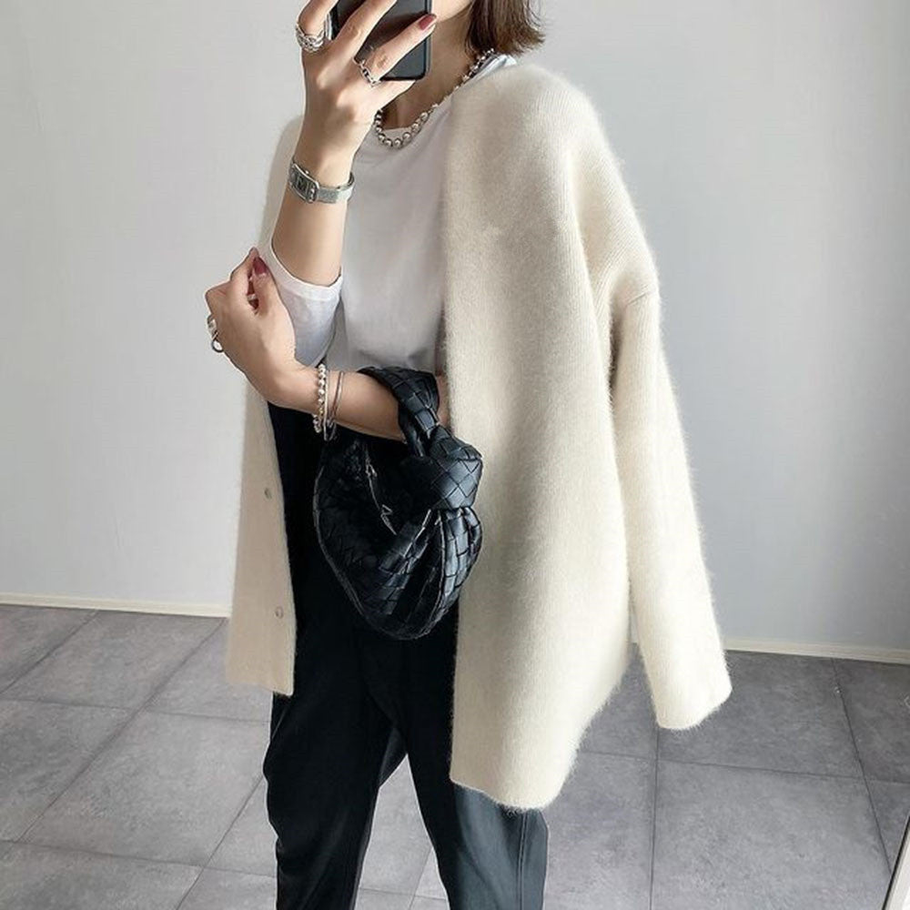 Myk og allsidig knappe cardigan for kvinner. Perfekt strikkejakke som passer til både hverdag og fest.