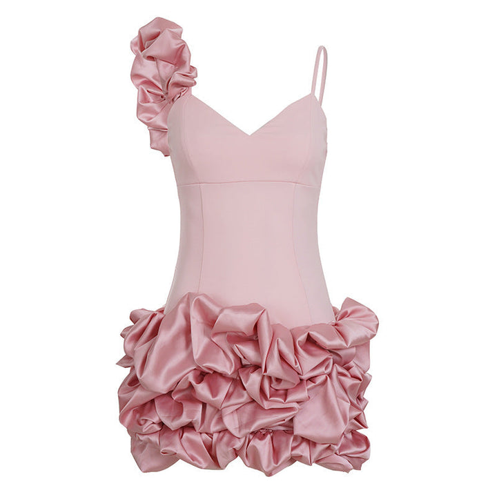 Elegant rosa aftenkjole med voluminøse volanger og unik ensidig stropp. Feminin stil for festkvelder.