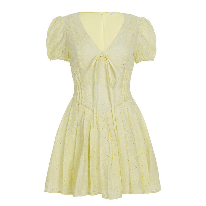 Hvit elegant festkjole med V-hals og korte ermer. Har rysjer og bånd, en flott sommerstil.