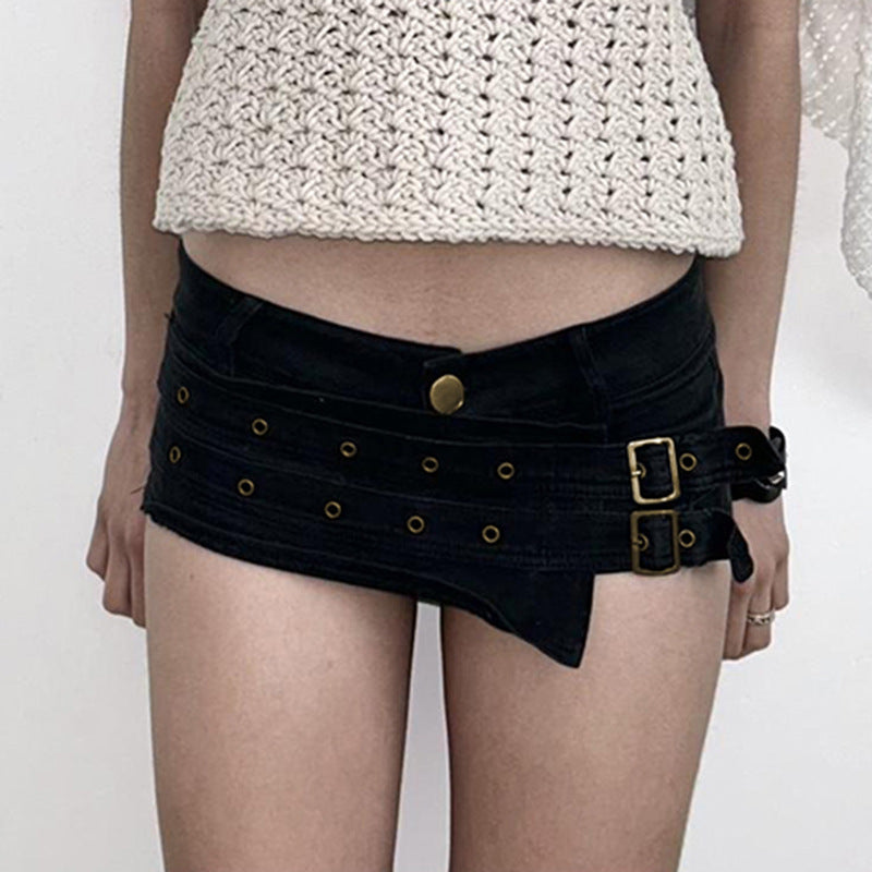 Svart dameshorts med høy midje, stilige spenner og beltehemper. Perfekt for trendy sommermote.