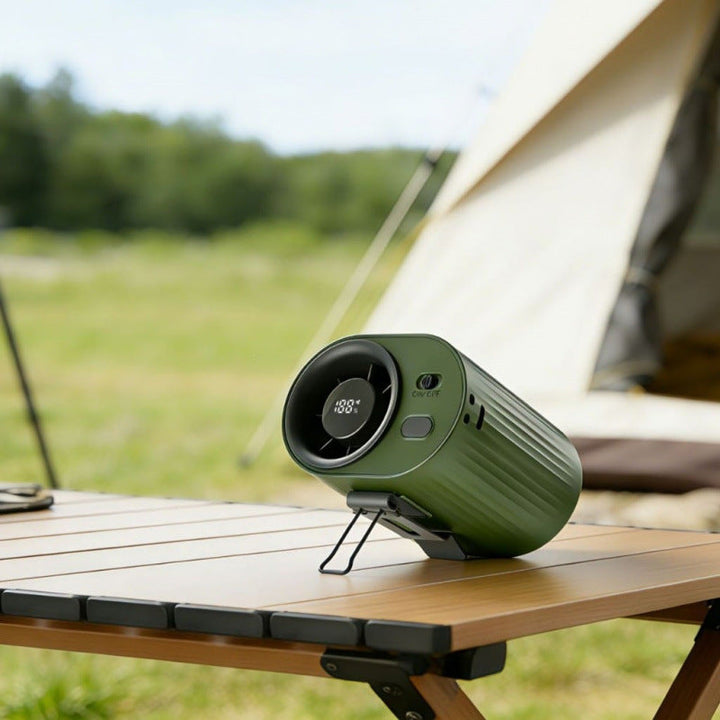 Kompakt miniovn på hjemmekontor skrivebord, gir komfortabel elektrisk varme.