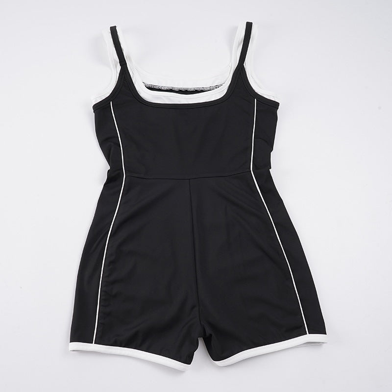 Detaljbilde av den sporty damejumpsuiten, viser pustende stoff og høykvalitetsmateriale for komfortabel bruk.