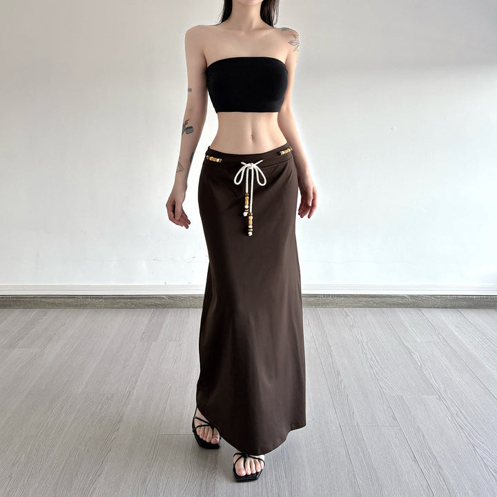 Stilfullt brunt maxiskjørt for dame, med justerbar midje, ideelt for en allsidig og elegant look.